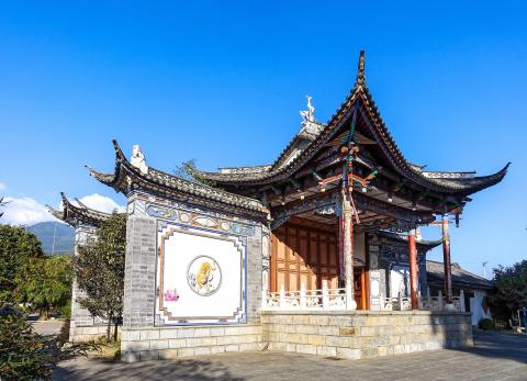 Charming Bai minority village of Xizhou, Yunnan, China, featuring well-preserved traditional courtyard homes, vibrant morning markets, and stunning Erhai Lake views.