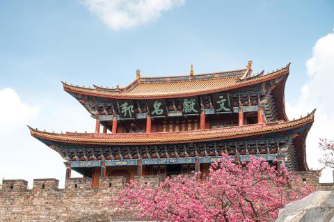 Tranquil streets and traditional Bai minority architecture in Dali Ancient Town, Yunnan, China, with views of Cangshan Mountain and Erhai Lake—a historic gem along the Tea Horse Road.