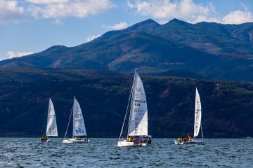 Sailing_in_Fuxian_Lake_02