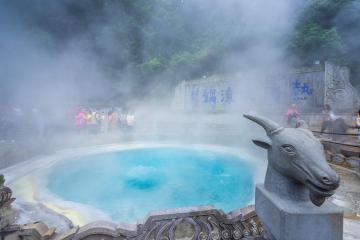 Rehai_Hot_Springs_Yunnan_China_01
