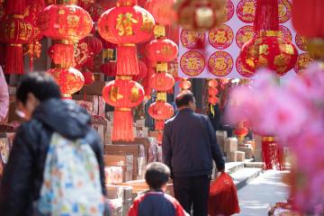 Buying_New_Year_Goods_Chinese_New_Year_Yunnan_China_01