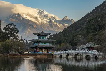 Scenic view of Black Dragon Pool Park in Lijiang, Yunnan, with Jade Dragon Snow Mountain in the background—a must-visit cultural and natural landmark in China.