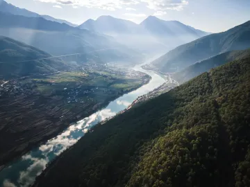Picturesque mountain road from Lijiang to Tiger Leaping Gorge, offering scenic views of Yunnan’s dramatic landscapes.